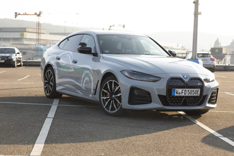 Ein Bild des BMW i4 eDrive35 Gran Coupé, das für seine sportliche Eleganz bekannt ist. Dieses Elektroauto ist Teil des Fuhrparks von Fast Drive Wuppertal, einer renommierten Fahrschule in Wuppertal Elberfeld, die sich für Elektromobilität einsetzt. Mit höchstem Standard, einem Automatikgetriebe und Vollausstattung lässt dieses Auto keine Wünsche offen.