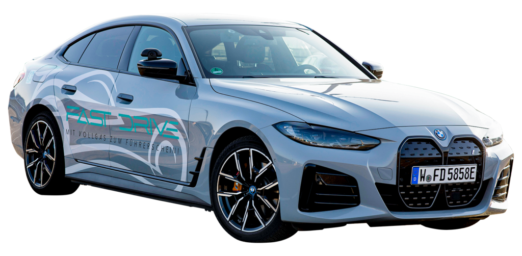 Fahrschulauto - TEAM BEAST -. Hierbei handelt es sich um ein vollelektrischen BMW i4 Gran Coupe. Modern ausgestattet mit Alufelgen und hochwertig mit dem Fahrschullogo (Fast Drive Wuppertal – Mit Vollgas zum Führerschein) foliert.