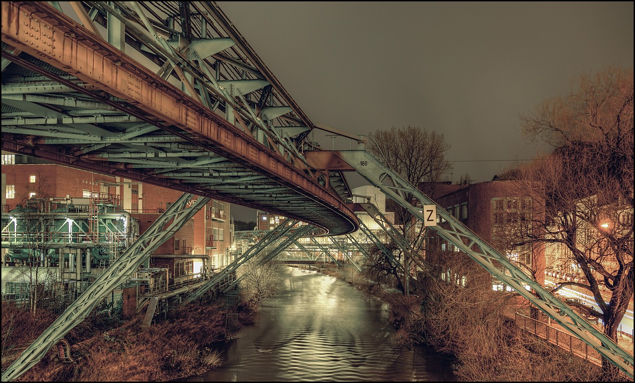 Die Schwebebahn in Wuppertal am Abend. Daneben die Straße B7. die für den Führerschein in Wuppertal genutzt wird.